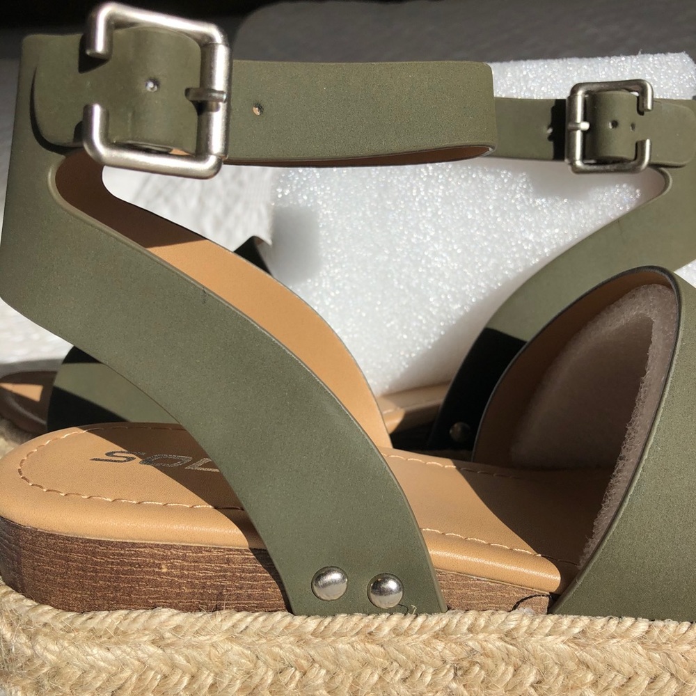 Soda Sandals! - Picture 2 of 2